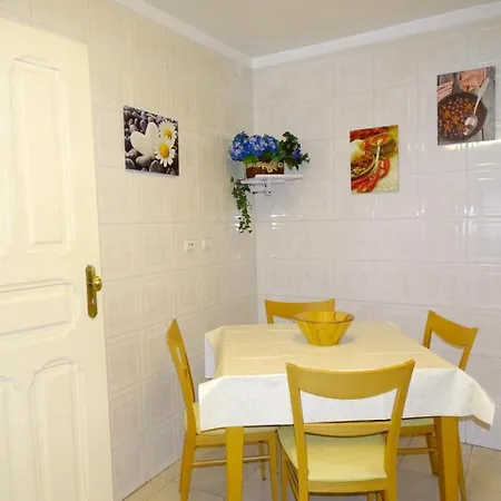 아파트 4 Bedrooms With View And Wifi At *